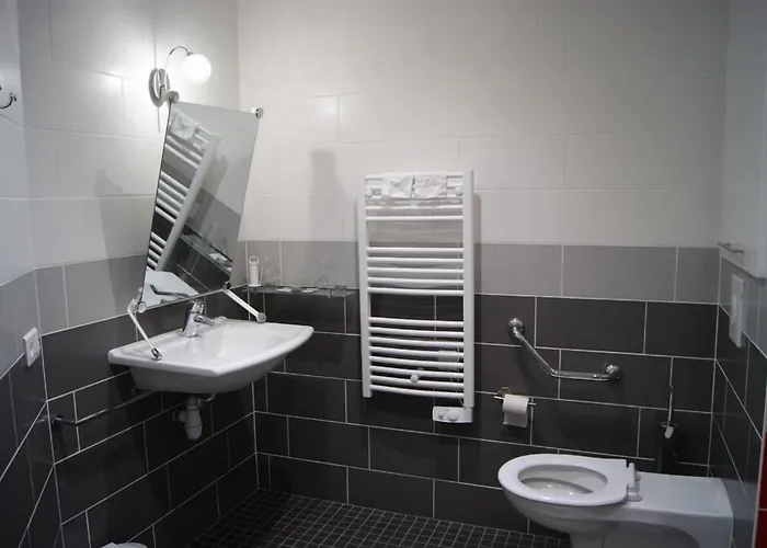 沃奇酒店 2* 孔特雷克塞维尔